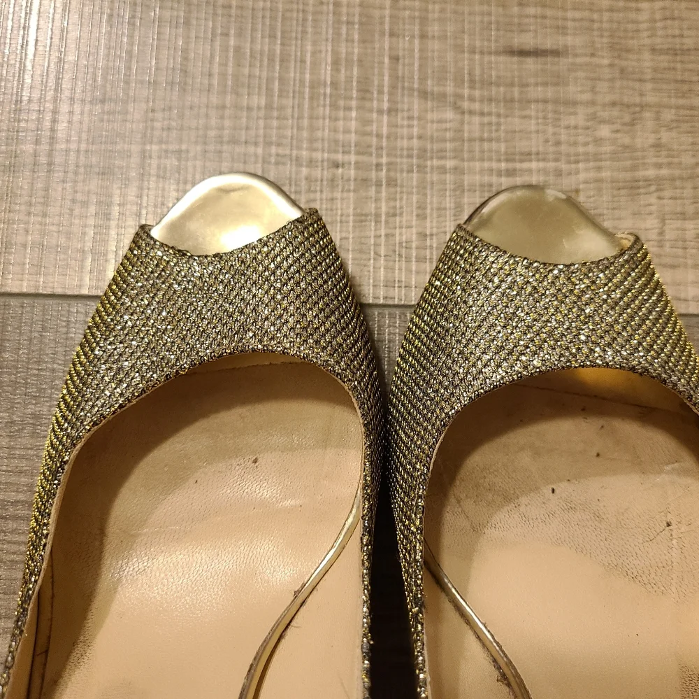 38.5 Jimmy Choo Peep-Toe Gold Pumps - Picture 5 of 9
